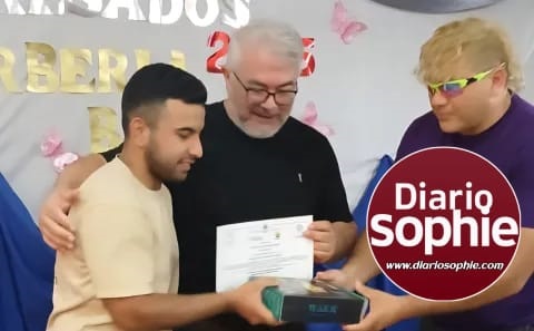 EL DIPUTADO VARGAS ACOMPAÑÓ A JÓVENES CHAQUEÑOS QUE SE GRADUARON COMO BARBEROS