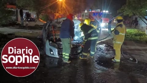 ATACARON A TIROS Y QUEMARON EL AUTO DE UN JOVEN EN RESISTENCIA.