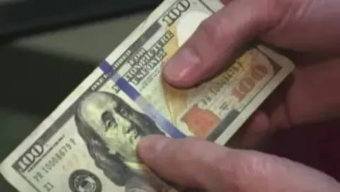 EL DÓLAR OFICIAL ALCANZA LOS $1455 Y REFLEJA LA FUERTE PRESIÓN CAMBIARIA EN ARGENTINA.