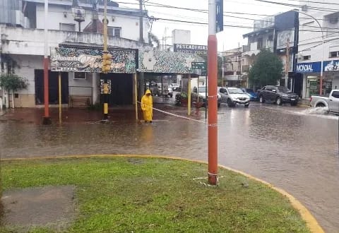 FUERTES LLUVIAS PROVOCAN CORTES DE TRÁNSITO POR ACUMULACIÓN DE AGUA EN RESISTENCIA. .