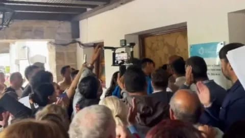 TENSIÓN EN CAPITAL FEDERAL: MANIFESTANTES IRRUMPIERON EN LA SEDE DE LA AGENCIA NACIONAL DE DISCAPACIDAD PARA RECLAMAR POR RECORTES. .