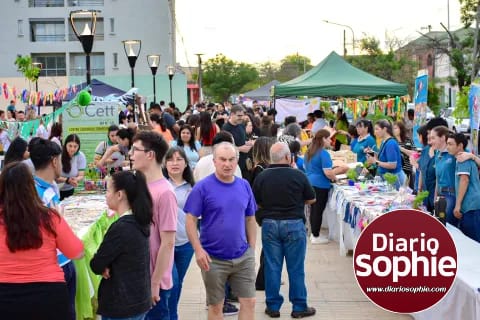 ÉXITO DE LA FERIA INCLUSIVA EN LA PLAZA ALFONSÍN DE SÁENZ PEÑA.