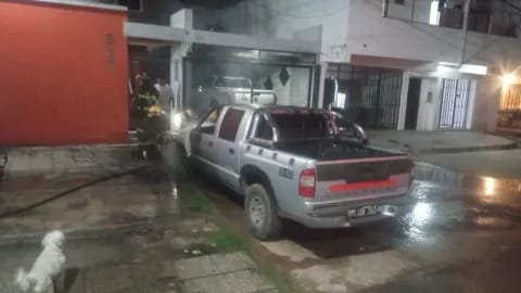 SE INCENDIÓ UNA CAMIONETA EN LA MADRUGADA DE RESISTSEENCIA.