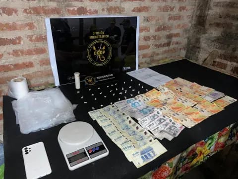 🚨 ALLANAMIENTO ANTIDROGAS EN MAKALLÉ: DETENIDO, COCAÍNA Y CASI $300.000 SECUESTRADOS