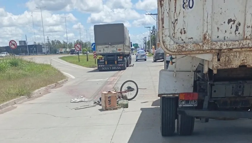 TRÁGICO ACCIDENTE: IBA EN BICI, LO ROZÓ UNA MOTO, PERDIÓ EL CONTROL Y MURIÓ ATROPELLADO