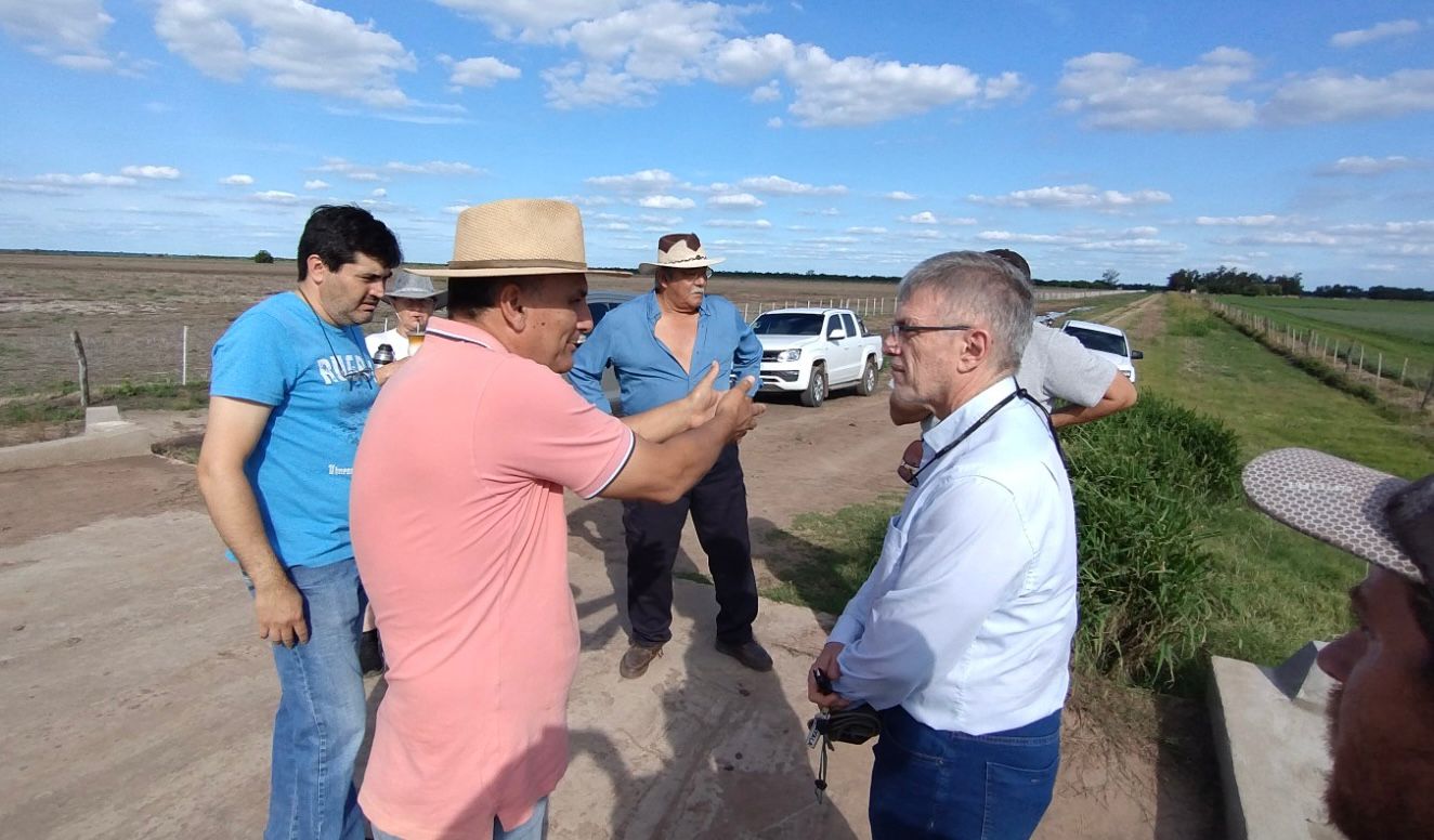 MESÓN DE FIERRO: EL GOBIERNO PROVINCIAL INTERVINO ANTE LA OBSTRUCCIÓN DE UN CANAL DE DRENAJE RURAL