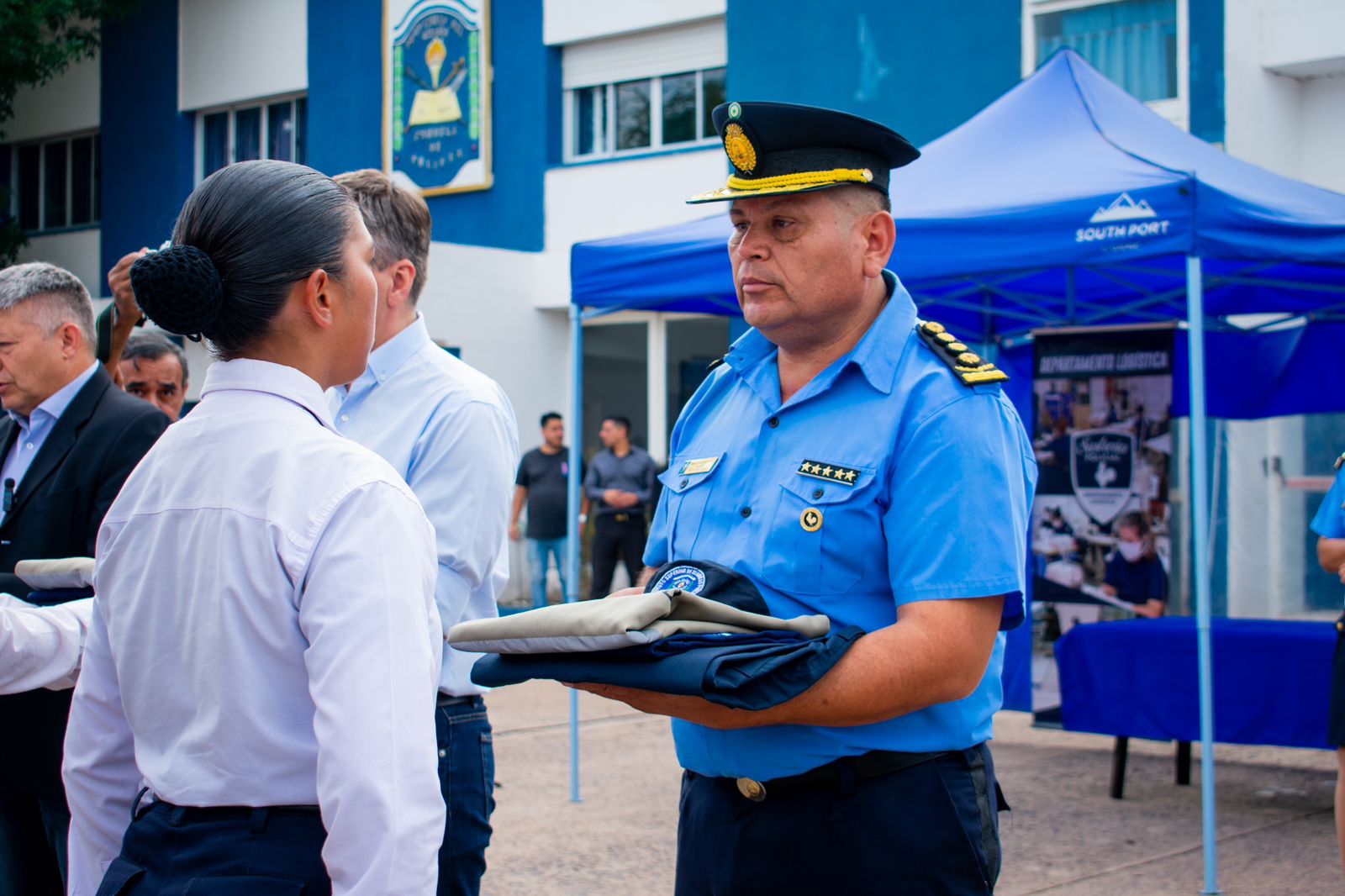 EL GOBERNADOR ZDERO ENTREGÓ UNIFORMES A ALUMNOS DE LA ESCUELA DE POLICÍA Y RATIFICÓ EL COMPROMISO CON LA SEGURIDAD PÚBLICA