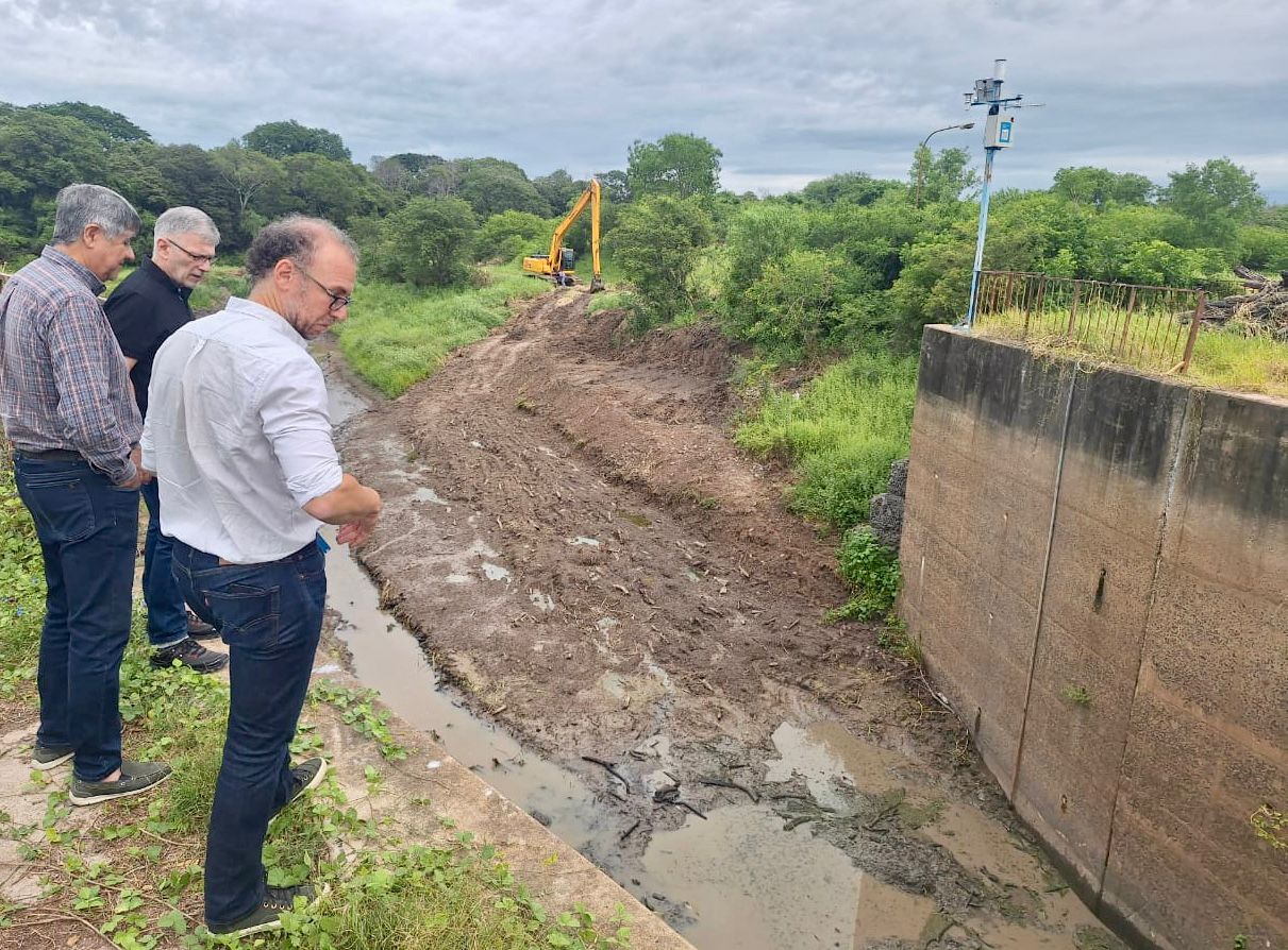 DEFENSAS DEL ÁREA METROPOLITANA GRAN RESISTENCIA (AMGR): CONTINÚAN LAS TAREAS DEL GOBIERNO PROVINCIAL PARA PONER A PUNTO OBRAS DE CONTROL DEL RÍO NEGRO, TERRAPLENES Y CANALES