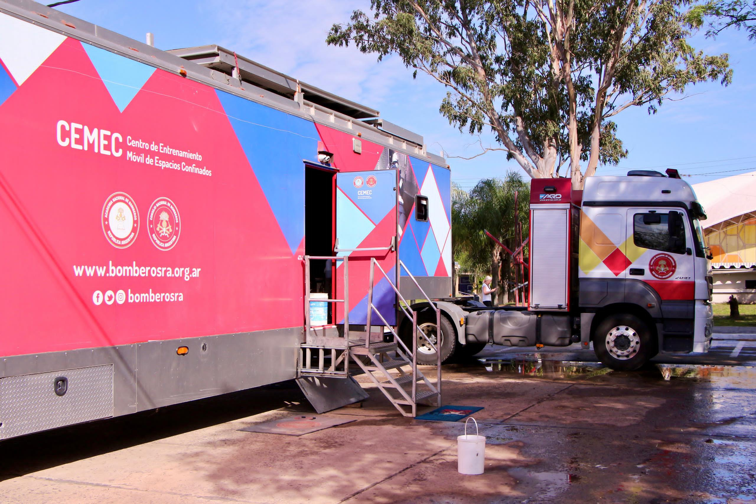 LA VICEGOBERNADORA  SCHNEIDER PRESENTÓ EL SIMULADOR PARA EL ENTRENAMIENTO DE BOMBEROS EN ESPACIOS REDUCIDOS