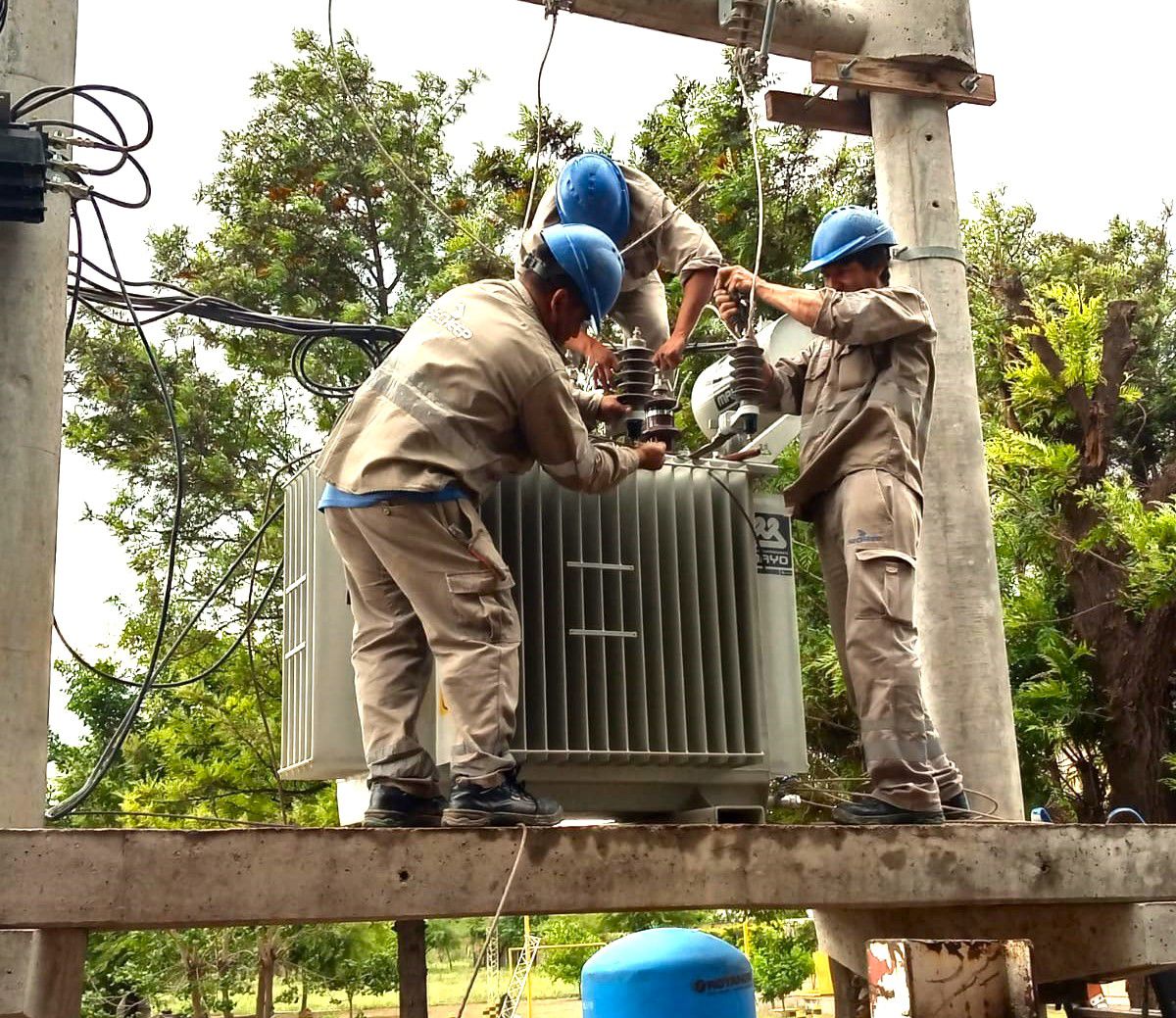 MIRAFLORES: DE CARA AL VERANO, SECHEEP MEJORA LA RED DE ENERGÍA ELÉCTRICA