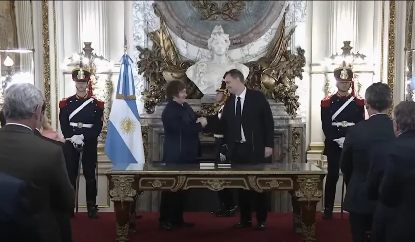 MILEI TOMÓ JURAMENTO A ADORNI COMO NUEVO JEFE DE GABINETE: 