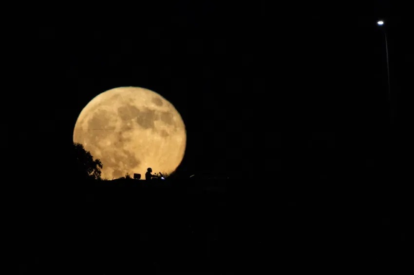 SUPERLUNA DEL AÑO Y LLUVIA DE METEOROS: CUÁNDO Y CÓMO VER EL CIELO MÁS BRILLANTE DE 2025