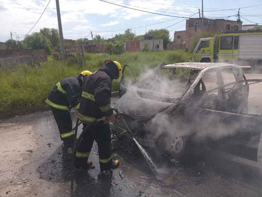 ARRANCÓ EL AUTO Y SE DESATARON LAS LLAMAS: DEBIERON INTERVENIR LOS BOMBEROS
