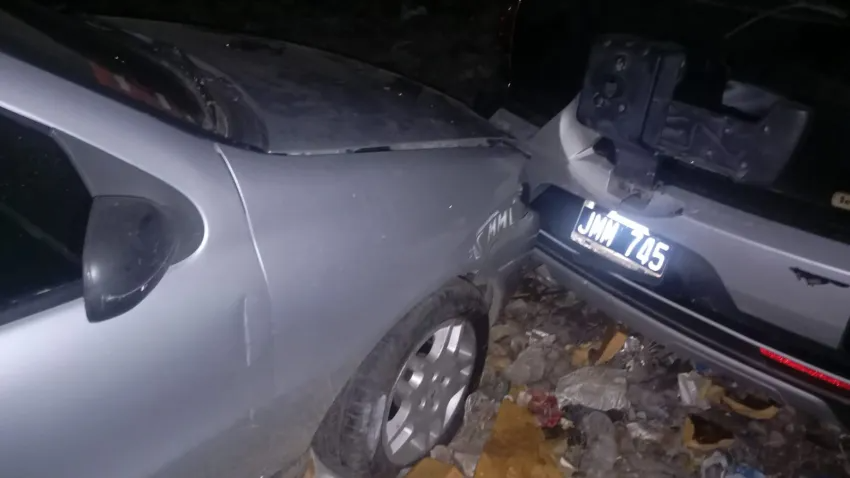 MANEJABA EBRIO, EMBISTIÓ A UN AUTO ESTACIONADO Y QUEDÓ DETENIDO