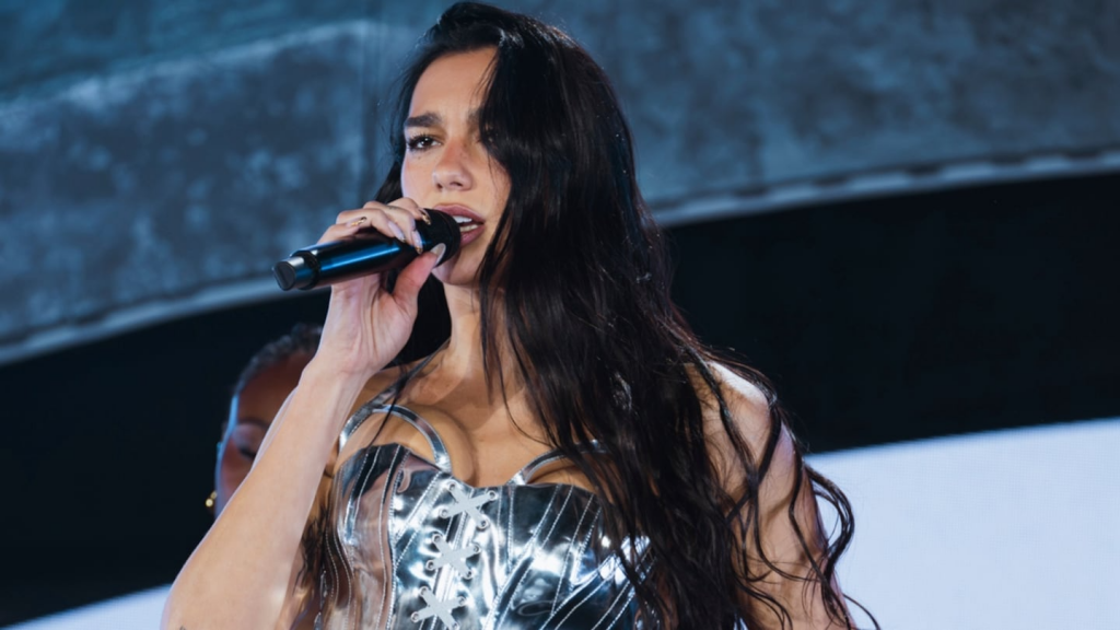 DUA LIPA SORPRENDIÓ EN RIVER AL CANTAR 