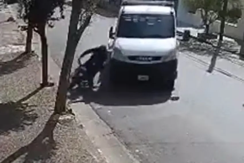 UN CAMIONERO ATROPELLÓ Y MATÓ A UN MOTOCICLISTA TRAS UNA FUERTE DISCUSIÓN EN AZUL