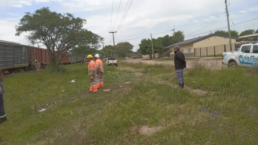 DESCARRILÓ UN TREN DE CARGA EN FONTANA: SEIS VAGONES QUEDARON FUERA DE LAS VÍAS