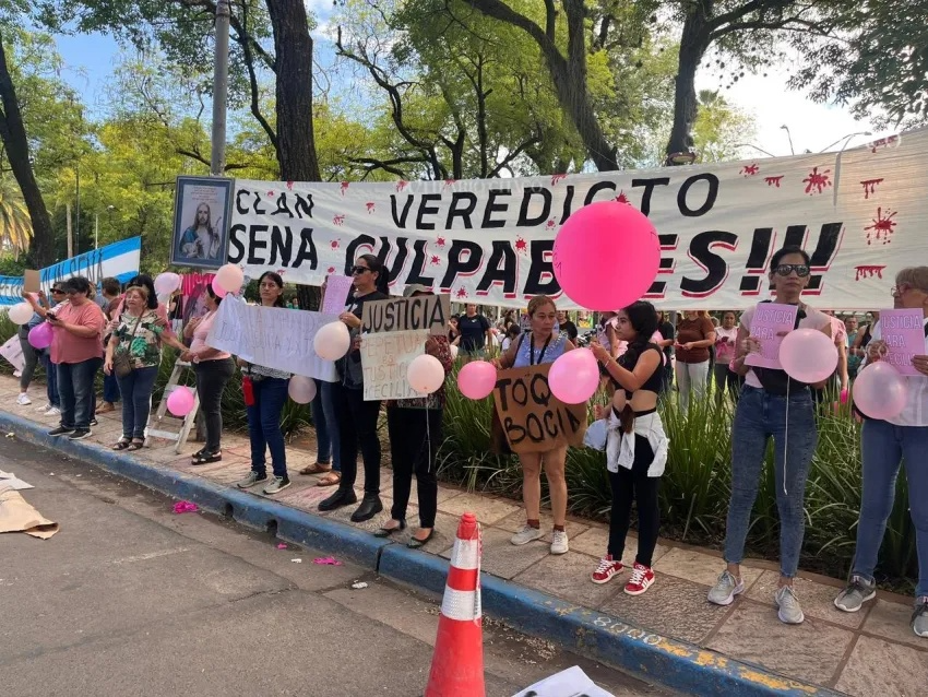CHAQUEÑOS SE CONCENTRAN EN LA PLAZA 25 DE MAYO A LA ESPERA DEL VEREDICTO POR CECILIA