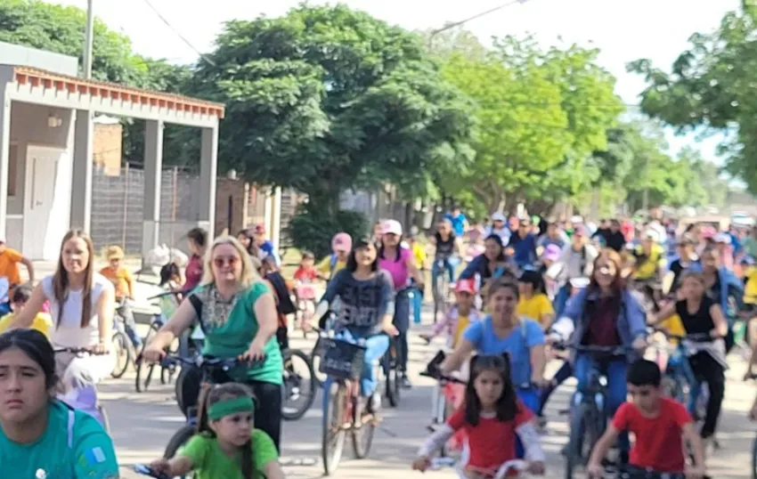 BICICLETEADA SOLIDARIA Y ECOLÓGICA REUNIÓ A MÁS DE 450 ALUMNOS EN PAMPA DEL INFIERNO