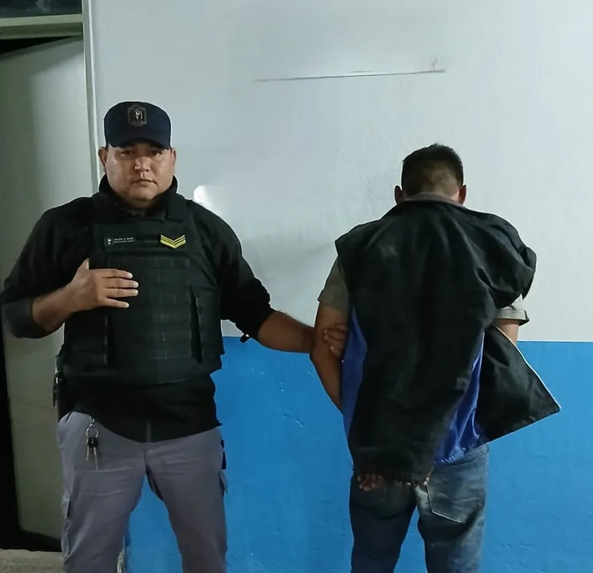 QUEDÓ DETENIDO TRAS ATACAR A SU PADRE CON UN CINTO Y A SU VECINO CON UN MACHETE