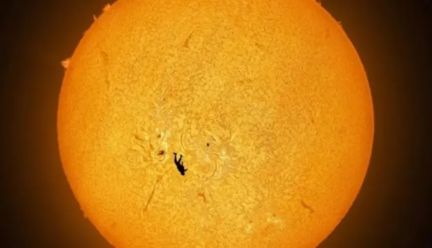 LA FOTO IMPOSIBLE: ASÍ CAPTARON A UN PARACAIDISTA ALINEADO CON EL SOL