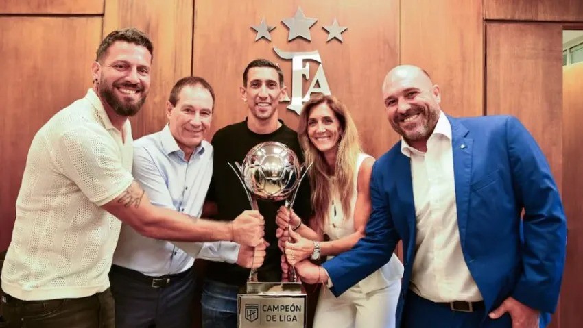 ROSARIO CENTRAL RECIBIÓ EL TROFEO AL CAMPEÓN DE LIGA TRAS LIDERAR TODA LA TEMPORADA