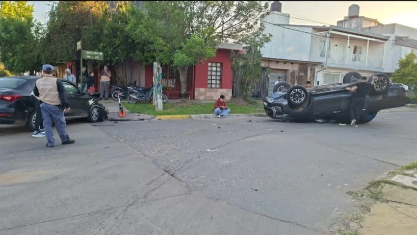 CUATRO PERSONAS DE UNA FAMILIA HERIDAS AL VOLCAR SU CAMIONETA TRAS UN CHOQUE EN RESISTENCIA