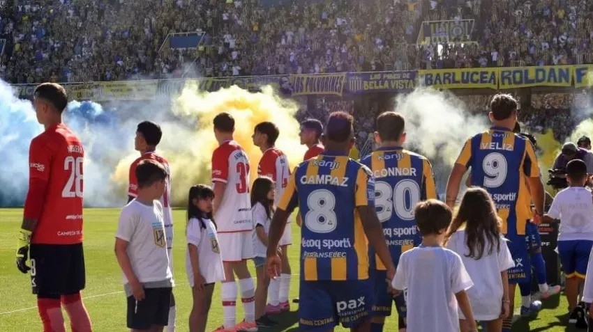 FUERTE PROTESTA EN EL FÚTBOL: ESTUDIANTES RECIBIÓ A ROSARIO CENTRAL CON UN PASILLO DE ESPALDAS