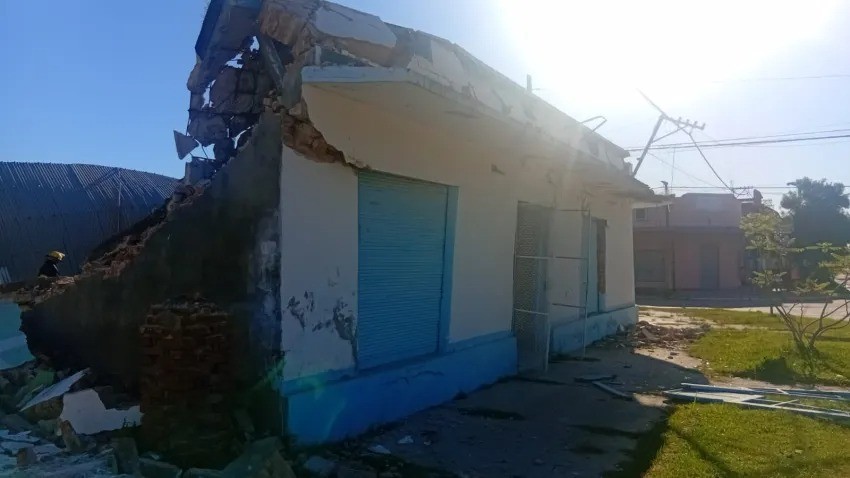 TRAGEDIA EN GENERAL SAN MARTÍN: UN HOMBRE MURIÓ POR EL DESPLOME DE UN TINGLADO