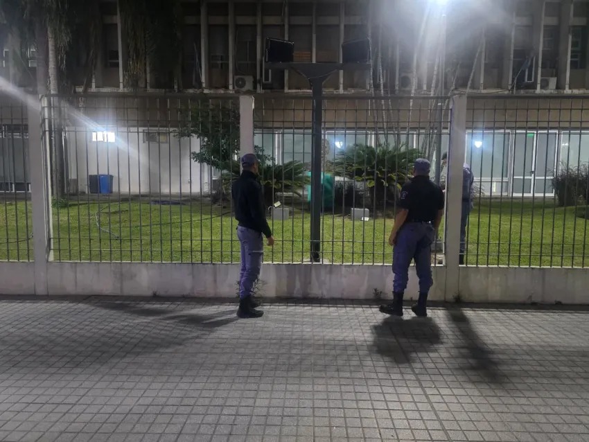 INTENTÓ ROBAR REFLECTORES DE CASA DE GOBIERNO Y TERMINÓ DETENIDO