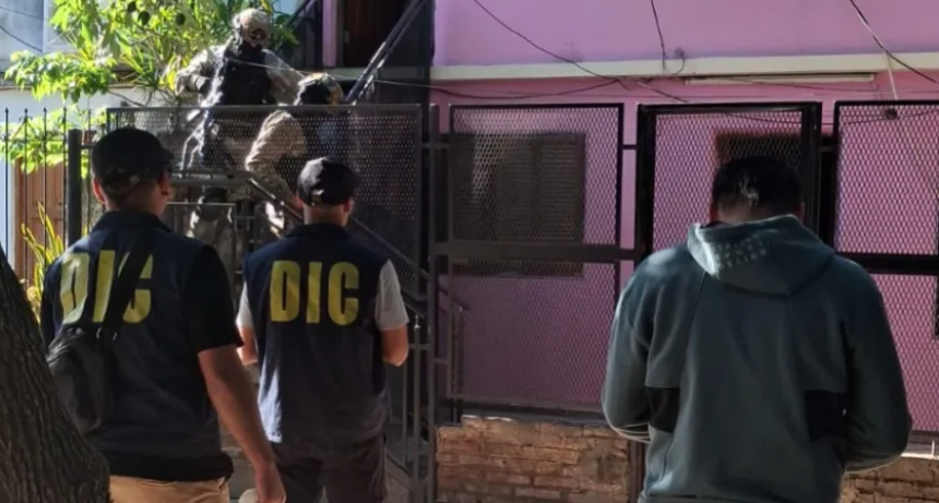 ALLANARON DOS CASAS POR LA BALACERA EN EL BARRIO GÜIRALDES: INCAUTARON CARTUCHOS Y CELULARES