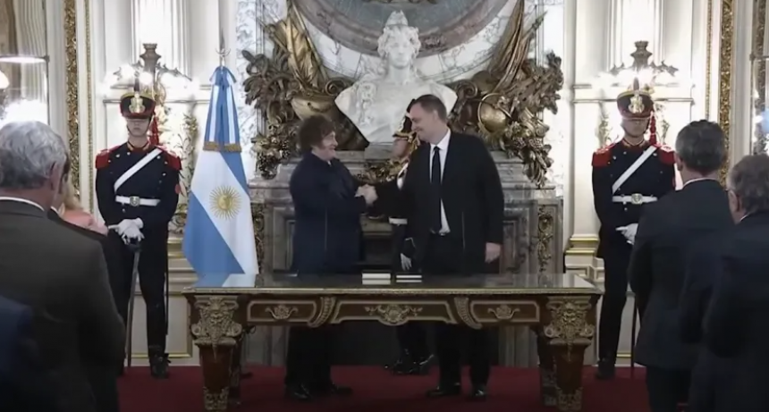 MILEI TOMÓ JURAMENTO A ADORNI COMO NUEVO JEFE DE GABINETE: 