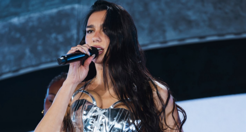 DUA LIPA SORPRENDIÓ EN RIVER AL CANTAR 