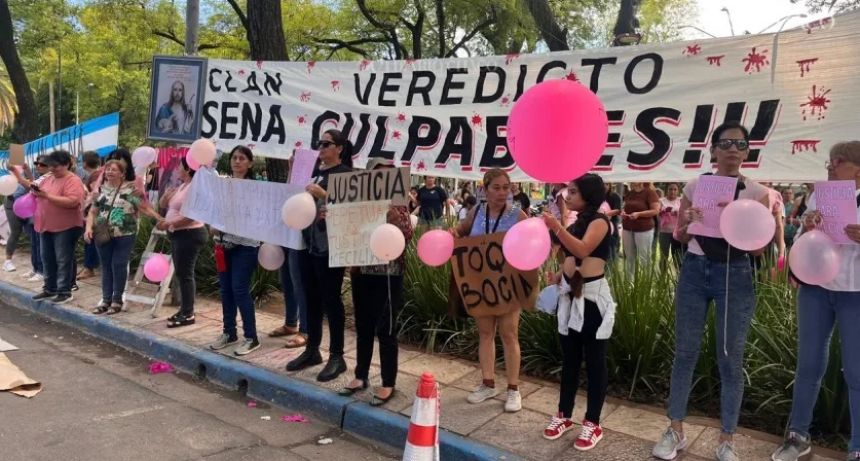 CHAQUEÑOS SE CONCENTRAN EN LA PLAZA 25 DE MAYO A LA ESPERA DEL VEREDICTO POR CECILIA