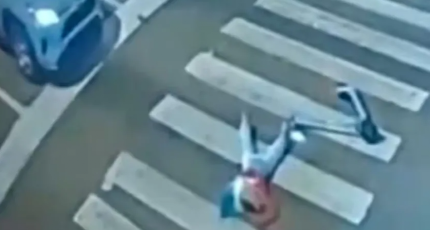 UNA JOVEN CAYÓ DE UN MONOPATÍN ELÉCTRICO Y UN AUTO LA ATROPELLÓ EN UN SEMÁFORO