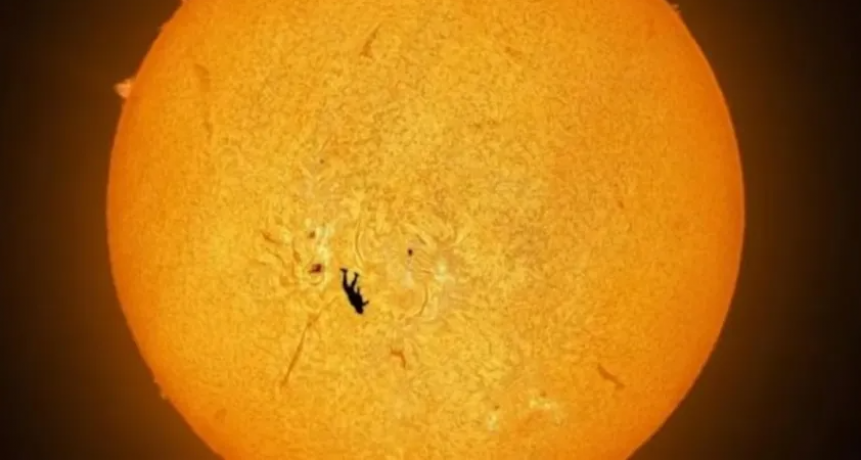 LA FOTO IMPOSIBLE: ASÍ CAPTARON A UN PARACAIDISTA ALINEADO CON EL SOL