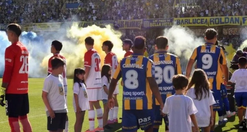 FUERTE PROTESTA EN EL FÚTBOL: ESTUDIANTES RECIBIÓ A ROSARIO CENTRAL CON UN PASILLO DE ESPALDAS
