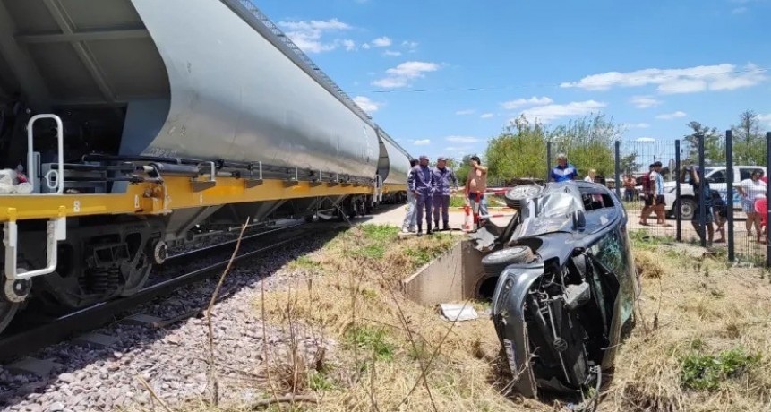 TREN COLISIONÓ UN AUTOMÓVIL EN HERMOSO CAMPO: EL VEHÍCULO QUEDÓ COMPLETAMENTE DESTRUIDO