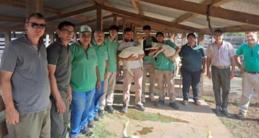 TACO POZO: EL PROGANO ENTREGÓ NÚCLEOS GENÉTICOS CAPRINOS A LA ESCUELA AGROPECUARIA
