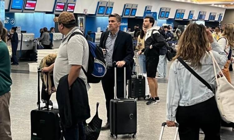 AUSTERIDAD : El gobernador Leandro Zdero haciendo fila en el Aeropuerto para volver de la reunion con el Presidente Milei