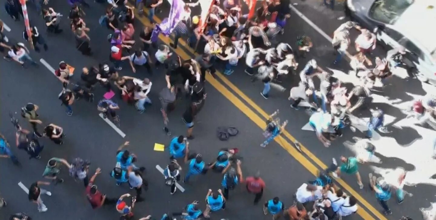 Disturbios en la mega manifestación de Plaza de Mayo: hay detenidos y corridas con la Federal 