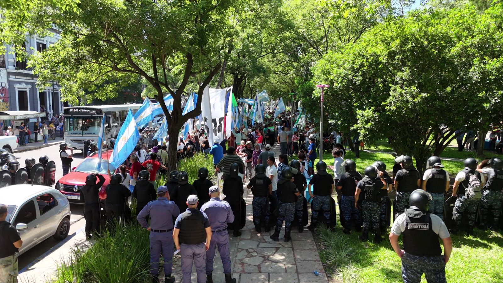 RESISTENCIA: IMPECABLE TRABAJO DE LA POLICÍA DEL CHACO ANTE LA PROTESTA DE ALGUNOS GREMIOS Y SECTORES “PIQUETEROS”