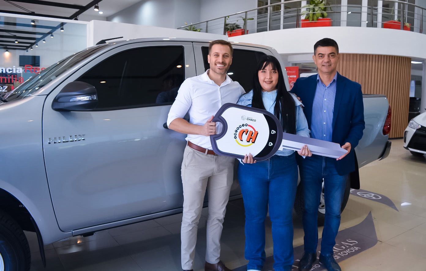 DOCENTE DE QUÍMICA RETIRÓ SU CAMIONETA OKM QUE OBTUVO EN EL BINGO ESTUDIANTIL