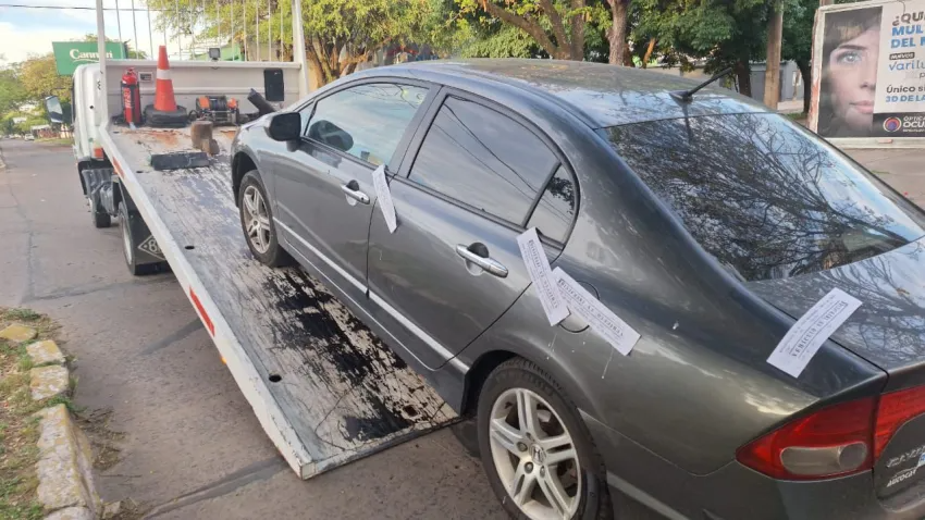 CONDUCTOR SE QUEDÓ DORMIDO EN PLENA CALLE: TENÍA 1,93 DE ALCOHOLEMIA Y EL AUTO SIN SEGURO