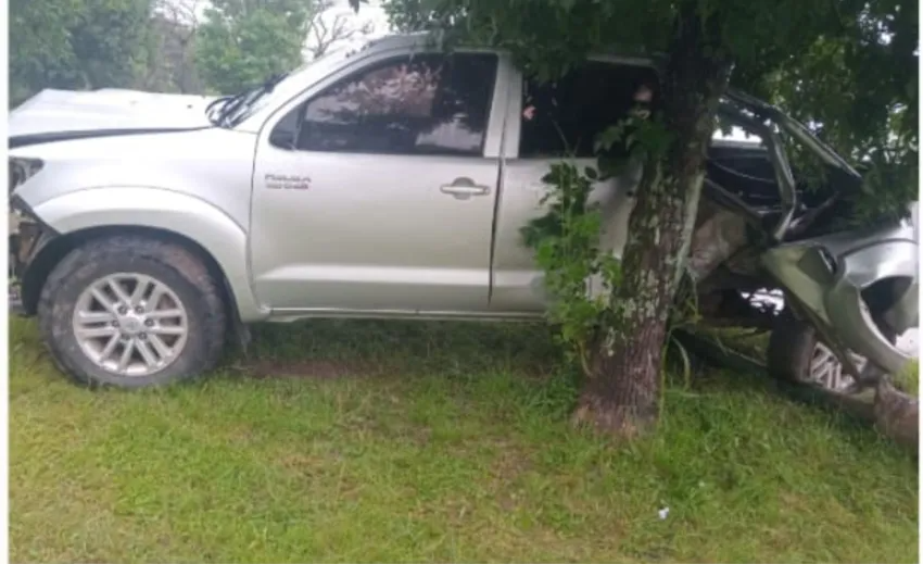 CONDUCTOR SE DURMIÓ Y CHOCÓ SU CAMIONETA CONTRA UN POSTE EN EL ACCESO A MAKALLÉ