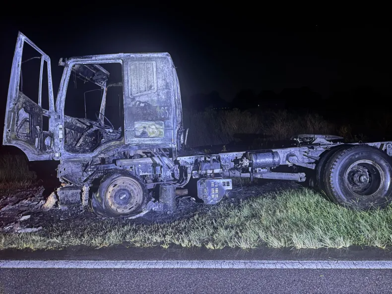 🔥 UN CAMIÓN SE INCENDIÓ EN PLENA RUTA 95 Y EL CHOFER LOGRÓ PONERSE A SALVO