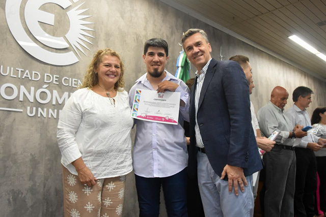 🎓 CAPACITACIONES EN OFICIOS: EL GOBERNADOR ZDERO ACOMPAÑÓ LA ENTREGA DE CERTIFICADOS DE SOY CHACO
