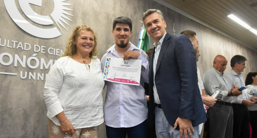 🎓 CAPACITACIONES EN OFICIOS: EL GOBERNADOR ZDERO ACOMPAÑÓ LA ENTREGA DE CERTIFICADOS DE SOY CHACO